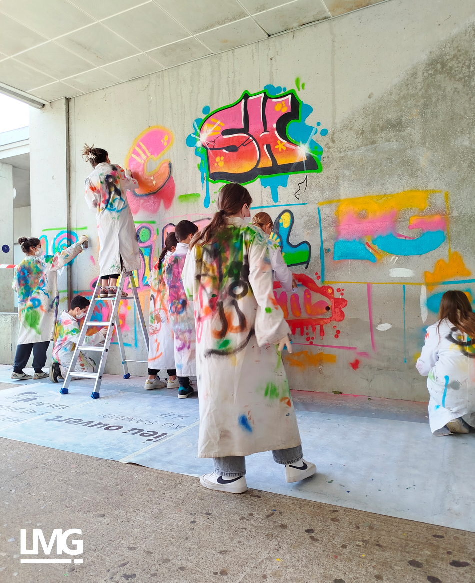 photo de collégiens participants à un atlier graffi