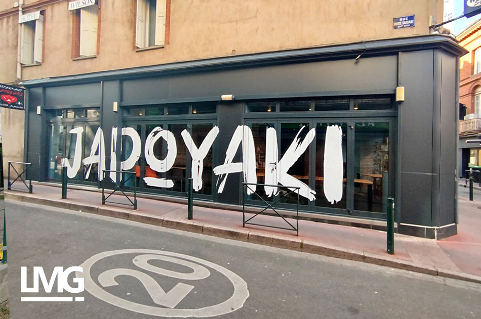 habillage en vinyle adhésif de la façade et des vitrines pour le restaurant Japoyaki à Toulouse