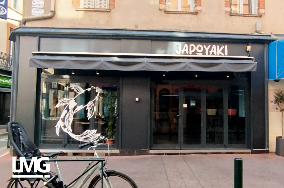 habillage en vinyle adhésif de la façade et des vitrines pour le restaurant Japoyaki à Toulouse