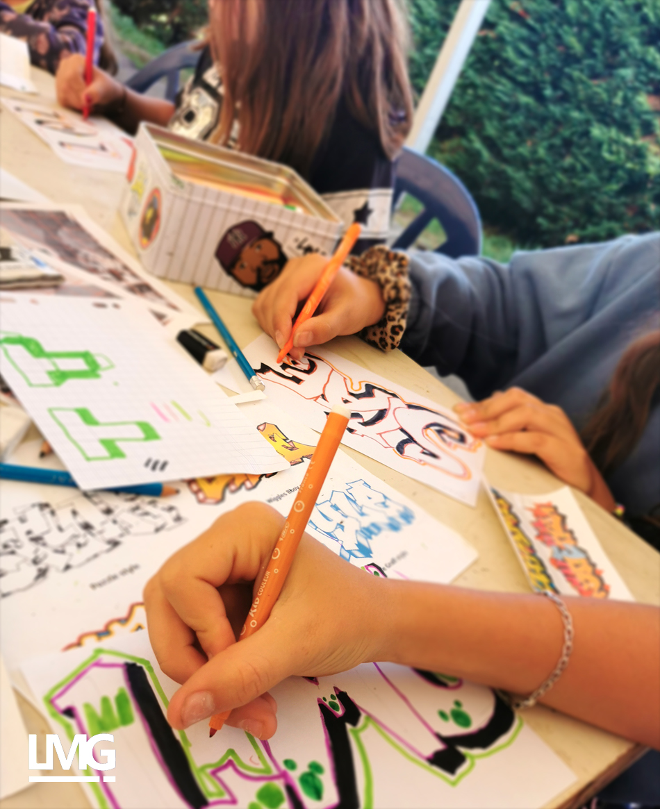photo atelier de graffiti avec des jeunes écoliers