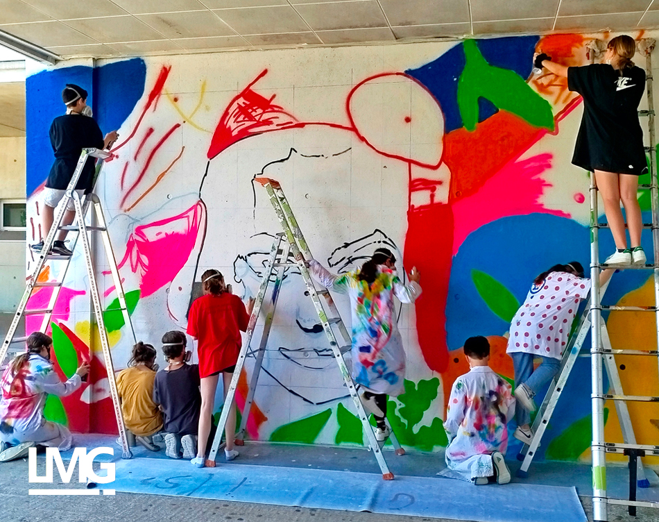 des élèves graffent un mur de Marianne République pendant un stage graffiti au Collège de Gratentour